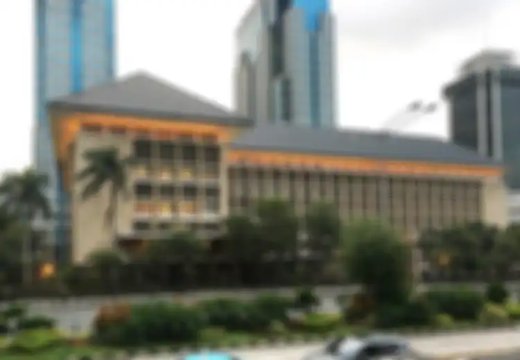 Bagaimana Peran Lembaga Keuangan, Khususnya Bank Sentral, dalam Mempengaruhi Permintaan Uang di Suatu Negara?