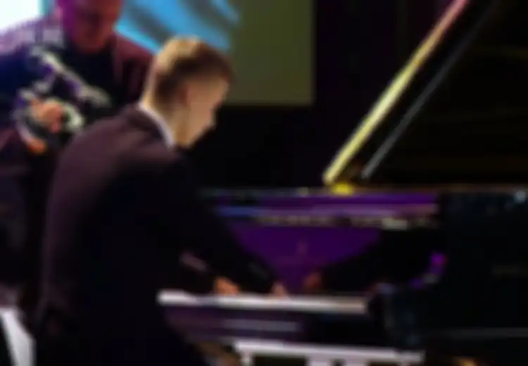 Remaja Asal Rusia Yang Lahir Tanpa Jari Tangan Justru Menjadi Piano Terkenal
