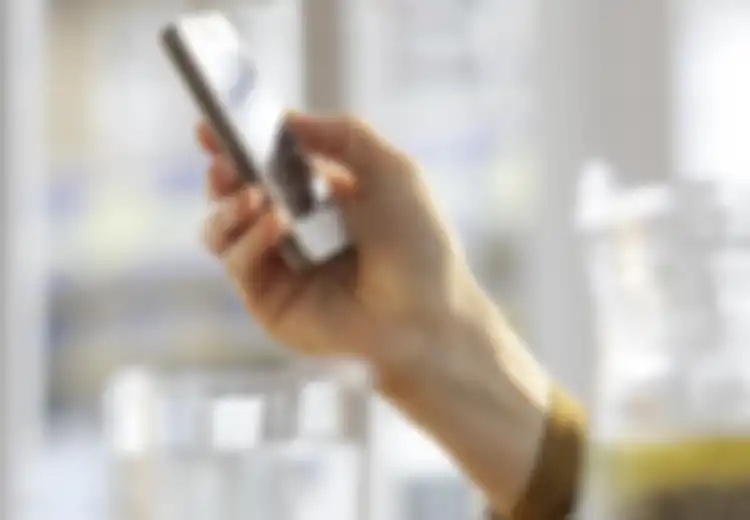 Gunakan Smartphone untuk Cek Email Pekerjaan, Produktivitas Menurun
