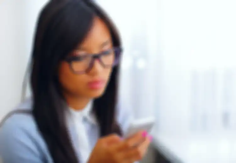 Sibuk Pakai Ponsel, Sulit Naik Jabatan