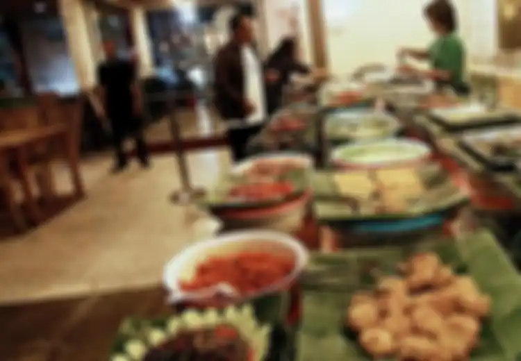 Warung Misbar, Makan Sambil Nonton Film Jadul