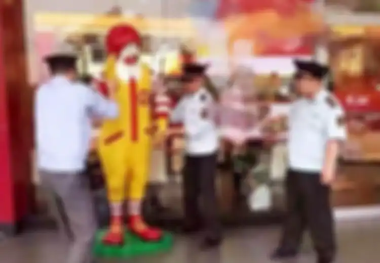 Bukan Dihancurkan atau Dirobohkan, Patung Ronald McDonald Ini 'Ditahan' Polisi