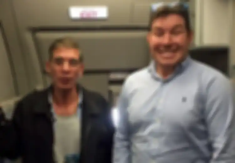 Ketika Laki-laki Inggris Berswafoto Bersama Pembajak Pesawat EgyptAir, Media Menyebut Ini sebagai 'Selfie Terbaik' yang Pernah Ada