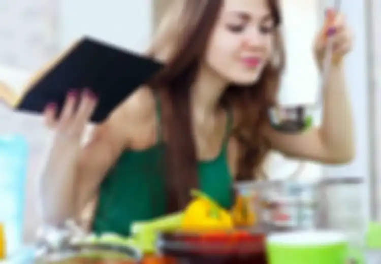 Inilah 4 Hal Lucu dan Aneh yang Dilakukan Wanita Saat Sendirian di Rumah