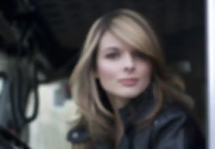 Lisa Kelly, Supir Truk yang Cantik