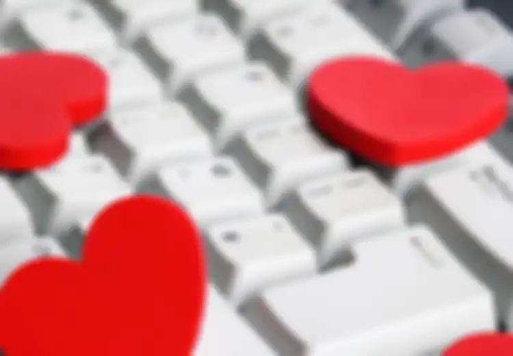 Mereka yang Jatuh Cinta di Dunia Maya Cenderung Tidak Langgeng