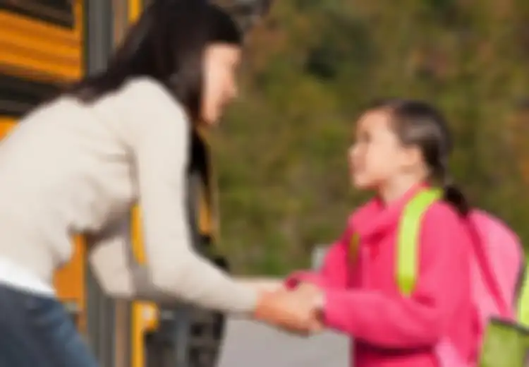 Anak Terlihat Cemas di Hari Pertama Sekolahnya? Atasi Lewat 4 Cara Ini