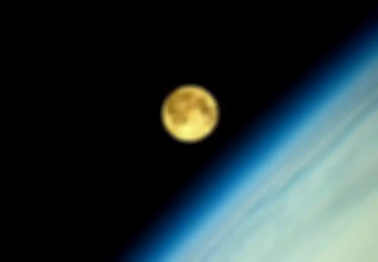 Bagaimana Foto Supermoon dari Luar Angkasa?