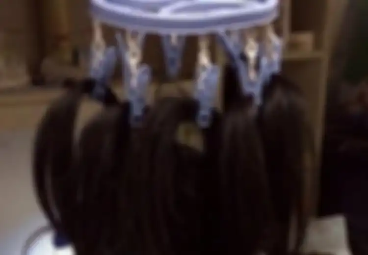 Tetap Terjaga Saat Belajar dengan Mengikat Rambut Ke Langit-langit