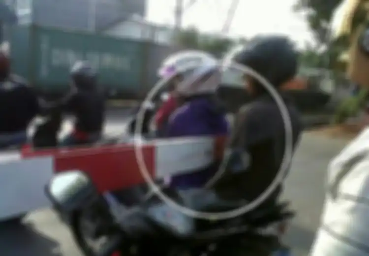 Pemotor Nekat, Palang Kereta Api Jadi Mainan