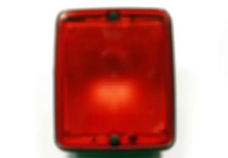 Mengapa Lampu Belakang Mobil Warnanya Merah? Ternyata Alasannya Sangat Ilmiah