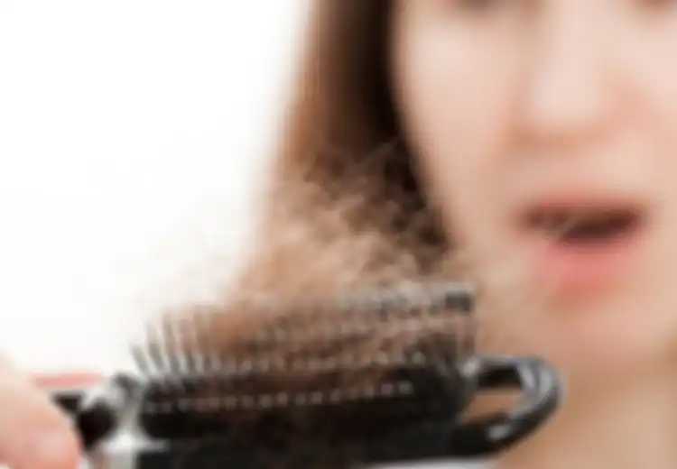 Dari Mulai Teh Hijau Hingga Jus Bawang Putih, Inilah 10 Cara Alami Mengatasi Rambut Rontok