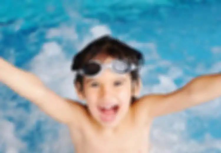 Sebaiknya Lepas Lensa Kontak Saat Berenang