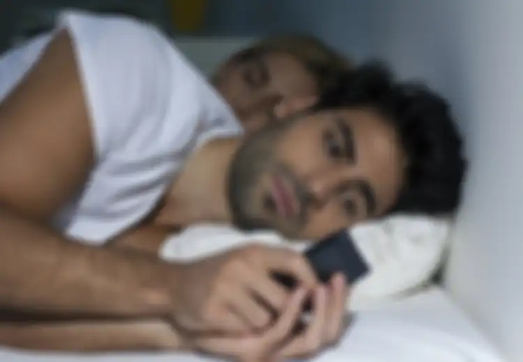 Menggunakan Komputer dan Smartphone Di Larut Malam Bisa Menambah Berat Badan