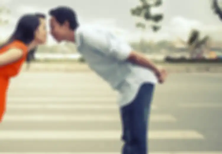 9 Tingkah Ganjil Saat Jatuh Cinta