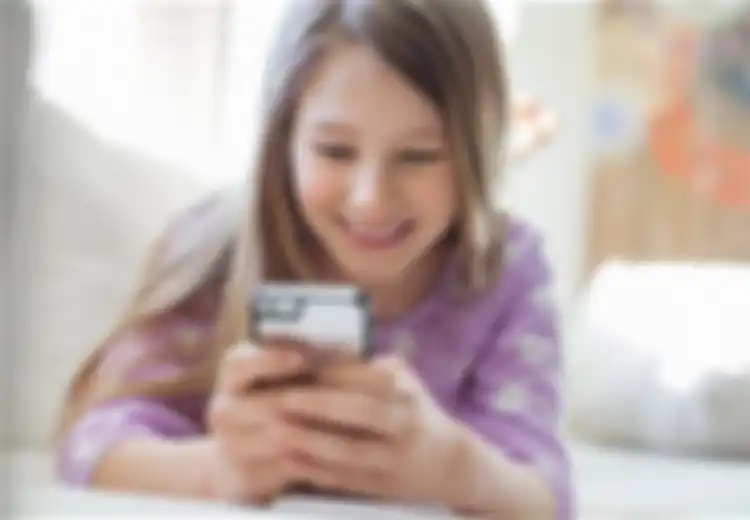 Jauhkan Smartphone, TV dan Komputer dari Kamar Anak