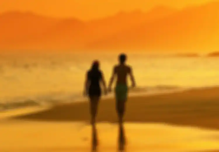 Jalan di Pantai Bikin Rileks