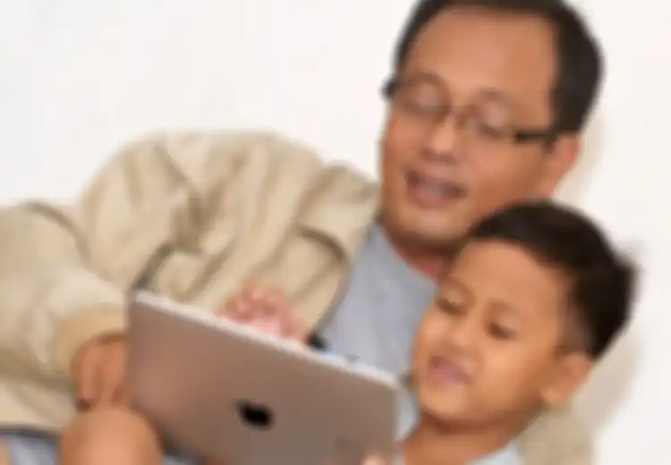 Biarkan (Namun Batasi) Anak Main Tablet