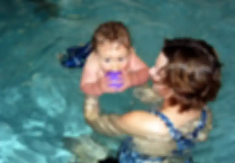 Latih Fisik dan Mental Bayi dengan Berenang