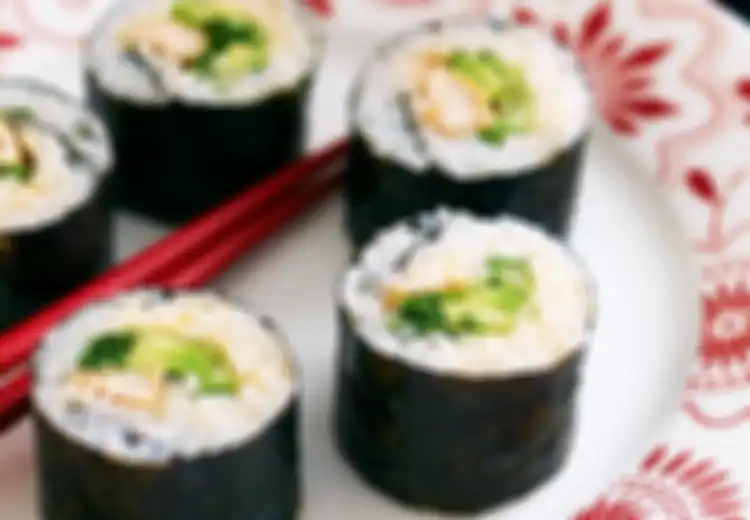 5 Makanan Tak Terduga yang Dapat Merusak Kulit Kita, Salah Satunya Sushi Loh