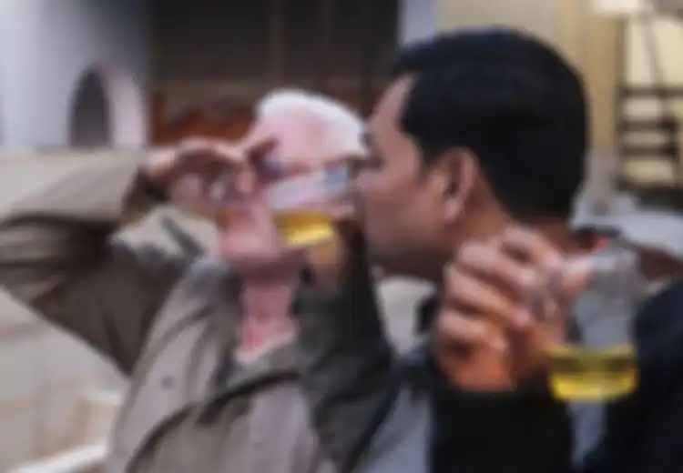 Meski Menjijikan, Sudah Ditemukan Bukti Empiris tentang Manfaat Minum Air Kencing