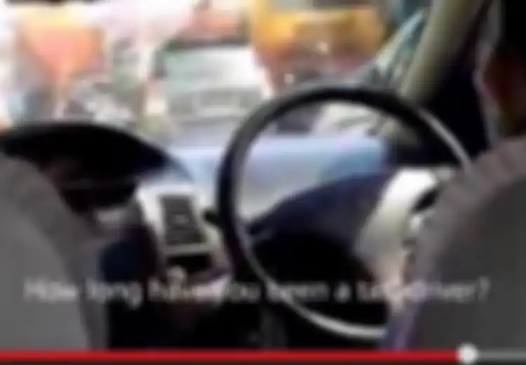 Sopir Taksi Ini Minta Penumpangnya Berbahasa Inggris