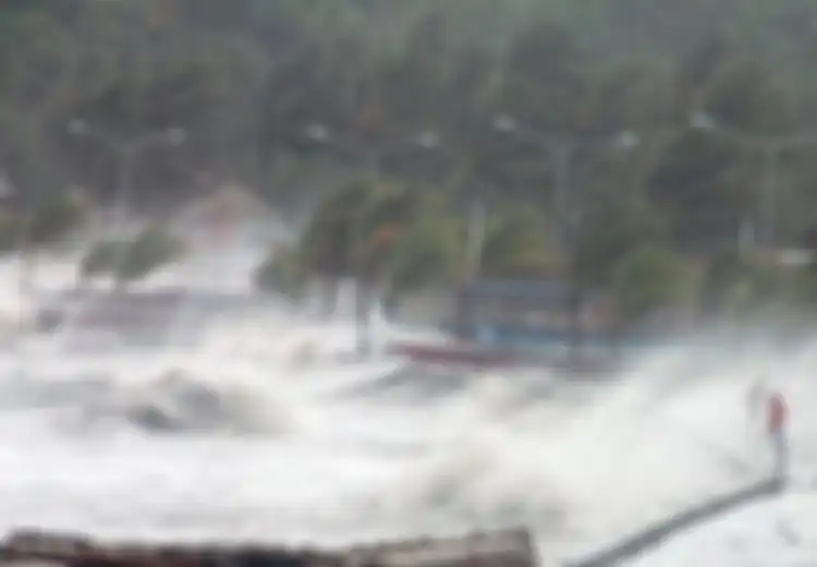 Empasan Angin Topan Haiyan Sekuat Tsunami Aceh