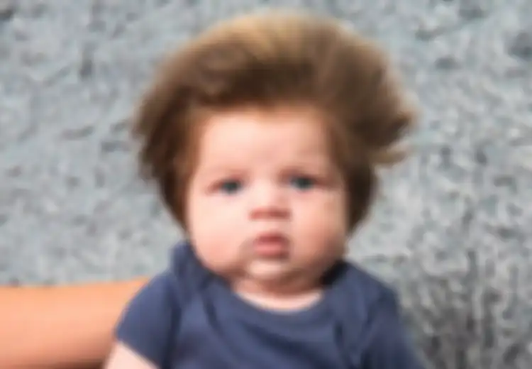 Junior Cox-Noon, Bayi Delapan Minggu yang Memiliki Rambut Bob Tebal yang Berdiri