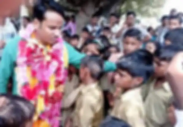 Apa yang Dilakukan Guru di India Ini? Ketika Ia Pindah Seluruh Murid dan Warga Menangisinya