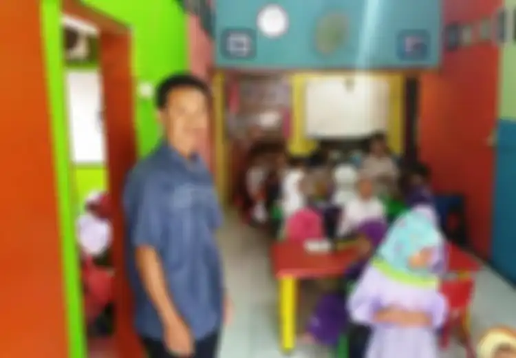 Sedekah Tak Perlu Menunggu Kaya, Tukang Parkir Ini Bangun Sekolah Gratis untuk Siswa Tak Mampu