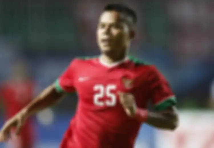 Manahati Lestusen, Pemain Timnas Indonesia Berlabel Toko Serba Ada