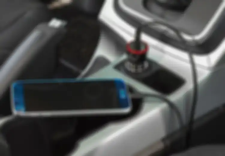 Inilah Alasan Kenapa Kita Tidak Boleh Terlalu Sering Mengisi Ulang Baterai Smartphone di Mobil