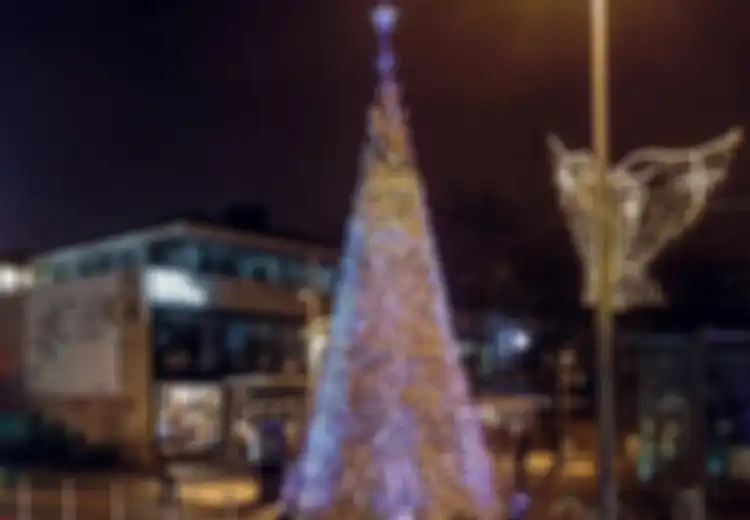 Lima Hotel dengan Pohon Natal Terbaik 