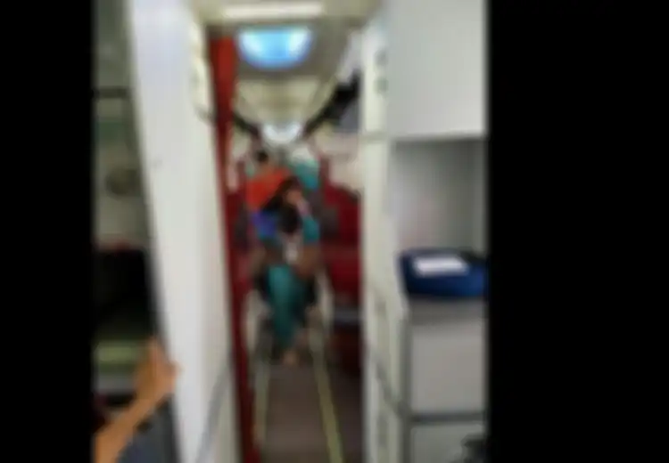 Gendong Nenek di Pesawat, Foto Pramugrari Vera Viral di Media Sosial