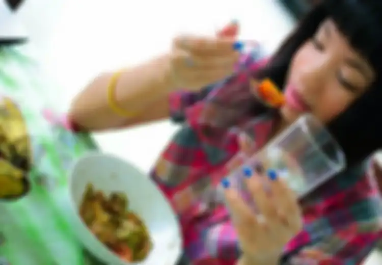 Benarkah Kita Tidak Boleh Minum Saat Makan?