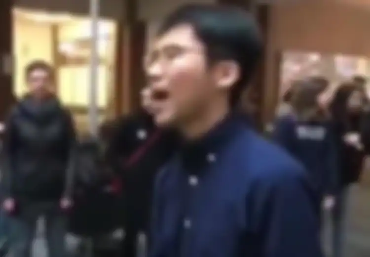 Orang Ini Hanya Perlu Ucapkan 3 Kata untuk Hentikan Demonstrasi Anti-Trump