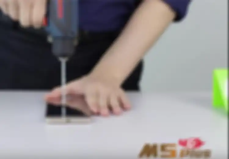Siapa yang Tak Mau Punya Smartphone Tahan Bor dan Palu Seperti Ini? Harganya Murah Lagi