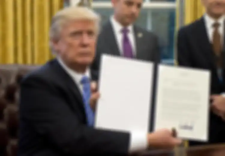Untuk Cegah Penembakan Massal, Donald Trump Berencana Mempersenjatai Guru Sekolah