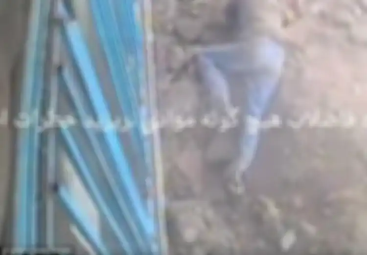 Buang Puntung Rokok ke Dalam Lubang Jalan, Pria Ini Nyaris Mati Konyol Terkena Ledakan