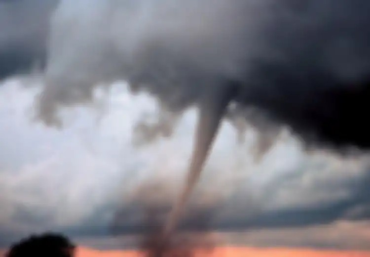 Badai Tornado Tepat Berada di Belakang Rumah, Pria Ini Malah Lakukan Hal yang Bikin Istrinya ‘Jantungan’