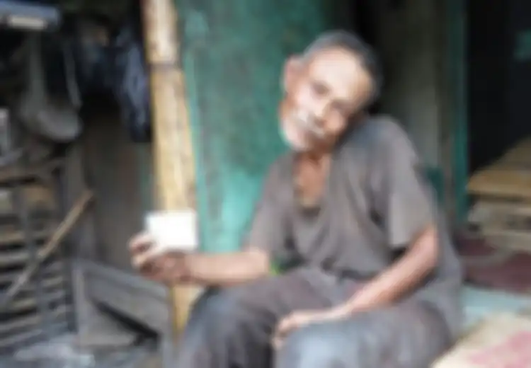 Kisah Pilu Abah Tarsa, Pemulung Berleher Bengkok yang Tinggal Sendirian di Gubuk Sempit
