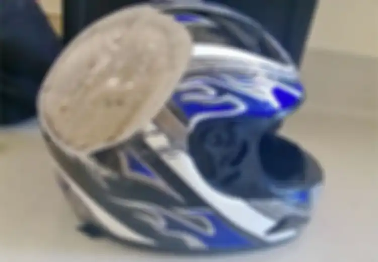 Foto-foto Ini Tunjukkan Bagaimana Nyawa Seseorang Bisa Selamat Berkat Helm yang Digunakannya