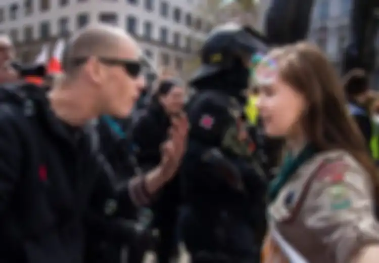 Luar Biasa, Reaksi Anggota Pramuka Putri Menggertak Anggota Neo-Nazi Jadi Viral dan Diapresiasi Banyak Orang