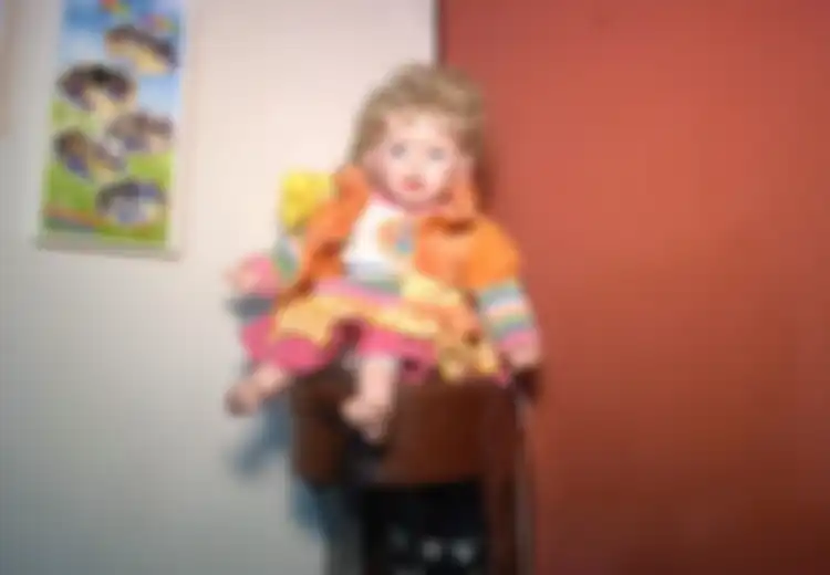 Mirip Film Horor Annabelle, Keluarga Ini Mengaku Dihantui oleh Boneka Berambut Pirang Selama Bertahun-Tahun