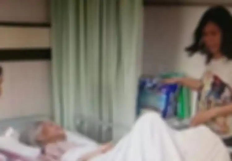 Kiamat Sudah Dekat, Ibu Tua Renta Dibiarkan Sakit Sendirian Oleh Anaknya 