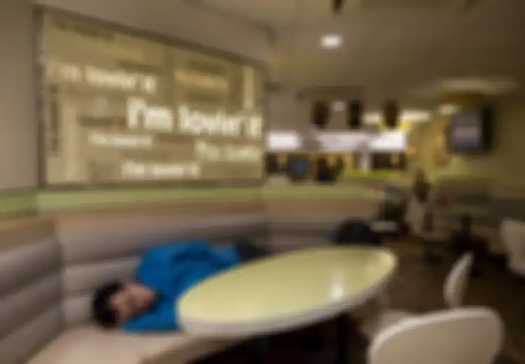 9 Foto Menyedihkan Para Tunawisma Hong Kong yang Harus ‘Numpang’ Tidur di McDonald’s