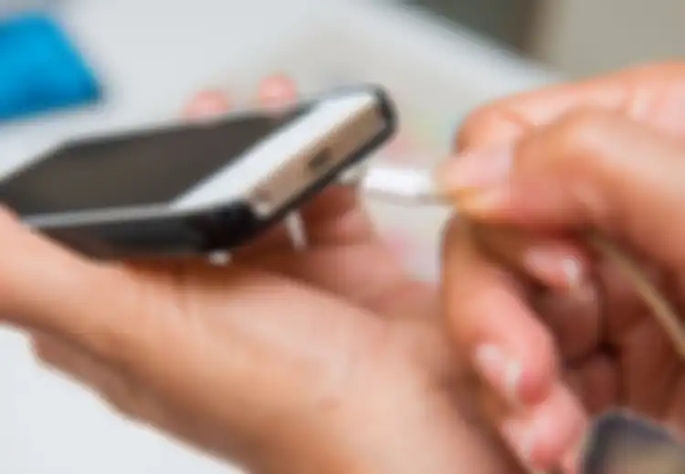 Wanita Ini Kehilangan 33.000 Foto dan Data Gara-gara Charger Ponsel. Kok, Bisa?