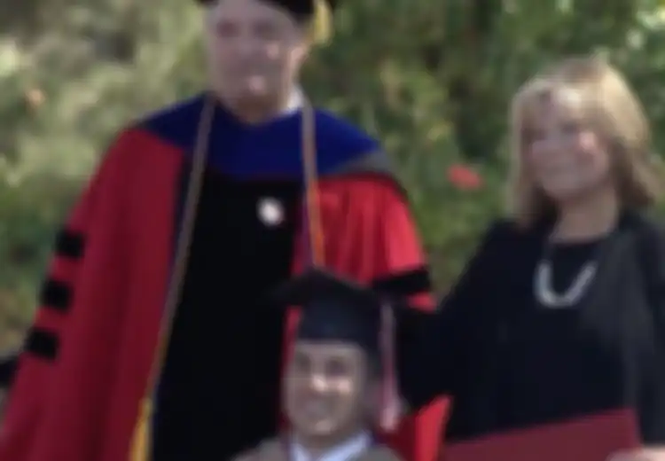 Ibu Ini Ikut Mendapat Gelar Master saat Anaknya yang Lumpuh Diwisuda. Alasannya Bikin Haru