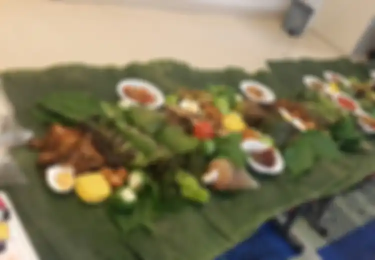 Makan Bersama di Atas Lembaran-lembaran Daun Pisang Ternyata Lebih Menyehatkan!