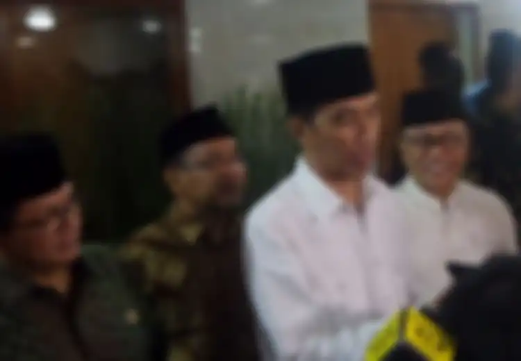 Teka-teki dalam Secarik Kertas yang Digenggam Jokowi